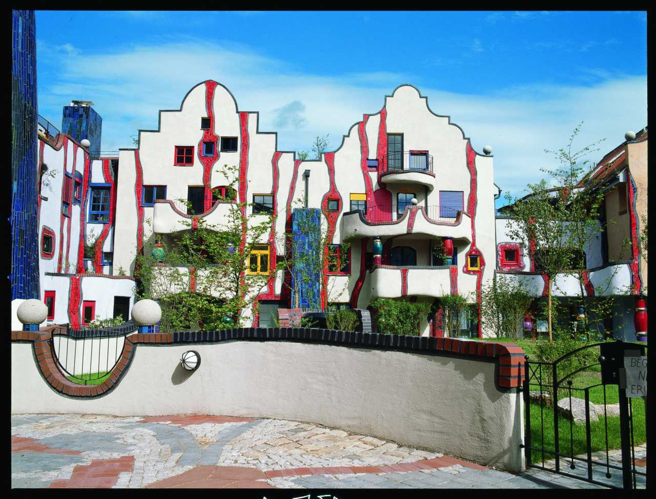 Дом в австрии с разными окнами